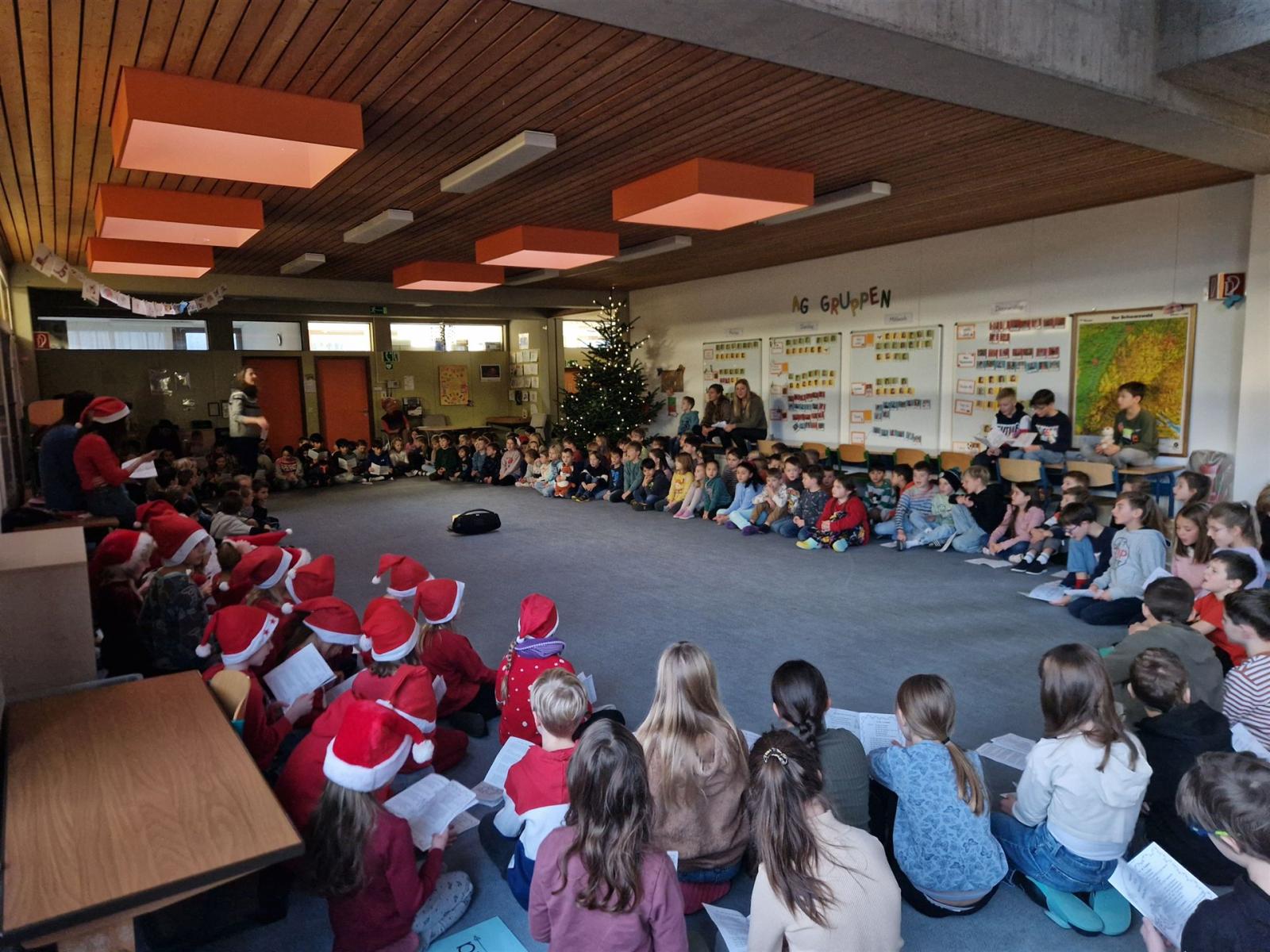 Schüler bei der Adventsfeier 2024
